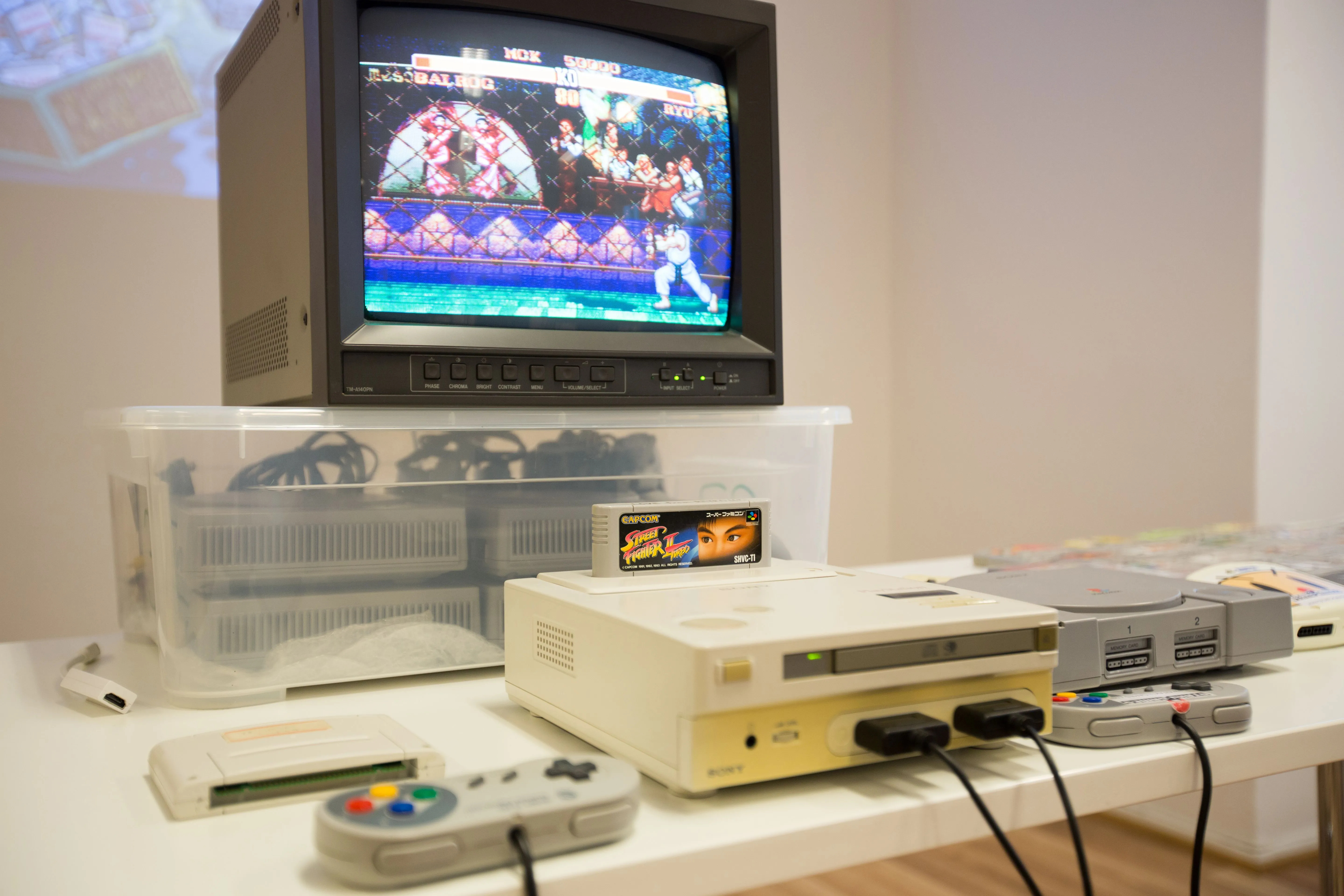 Hình ảnh cận cảnh nguyên mẫu console Nintendo PlayStation màu xám với ổ đĩa CD và khe cắm băng SNES, thể hiện thiết kế hybrid độc đáo.