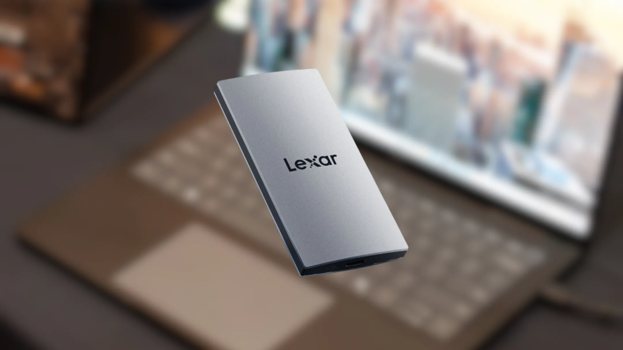 Hình ảnh cận cảnh ổ cứng SSD Lexar ES3 Portable cho thấy sự mỏng nhẹ và hiện đại
