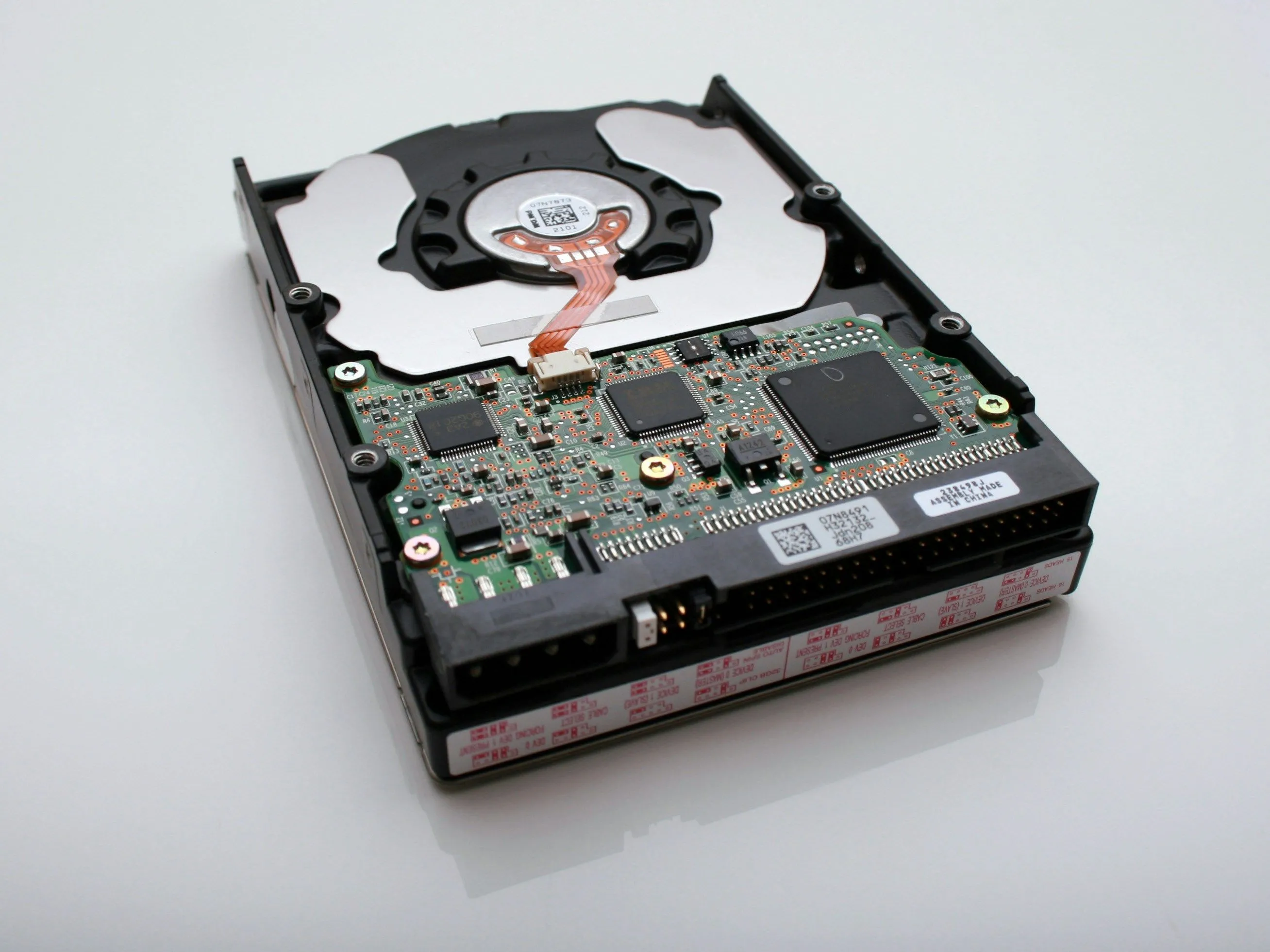 Hình ảnh chi tiết một ổ cứng HDD với bảng mạch lộ ra, minh họa cơ chế hoạt động cần thời gian khởi động