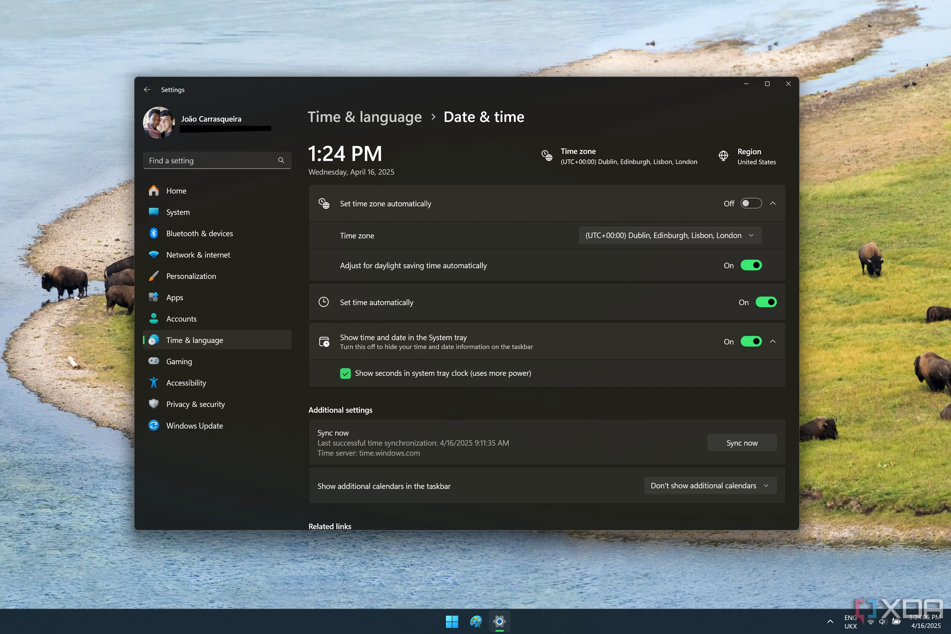 Hình ảnh đồng hồ hiển thị giây trên thanh tác vụ Windows 11 và tùy chọn bật/tắt trong cài đặt hệ thống.