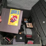 Hình ảnh game Super Mario Bros 3 NES được lấy ra từ hộp trò chơi điện tử retro cũ, gợi nhớ ký ức về thời hoàng kim của game console.