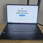 Hình ảnh giao diện trình duyệt Google Chrome trên máy tính xách tay, thể hiện sự phổ biến và tích hợp sâu rộng của Chrome.
