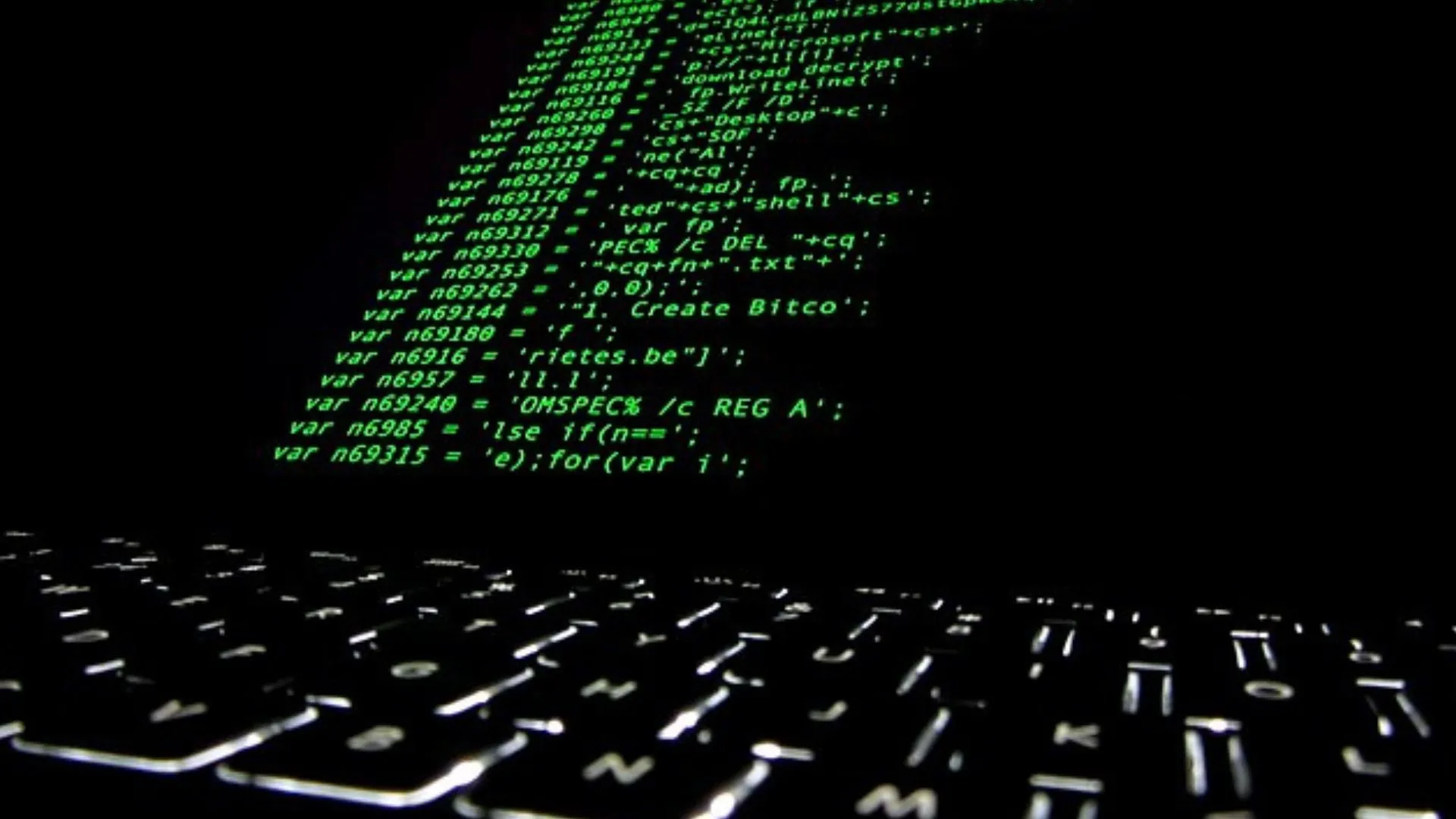 Hình ảnh mã nguồn ransomware trên màn hình máy tính
