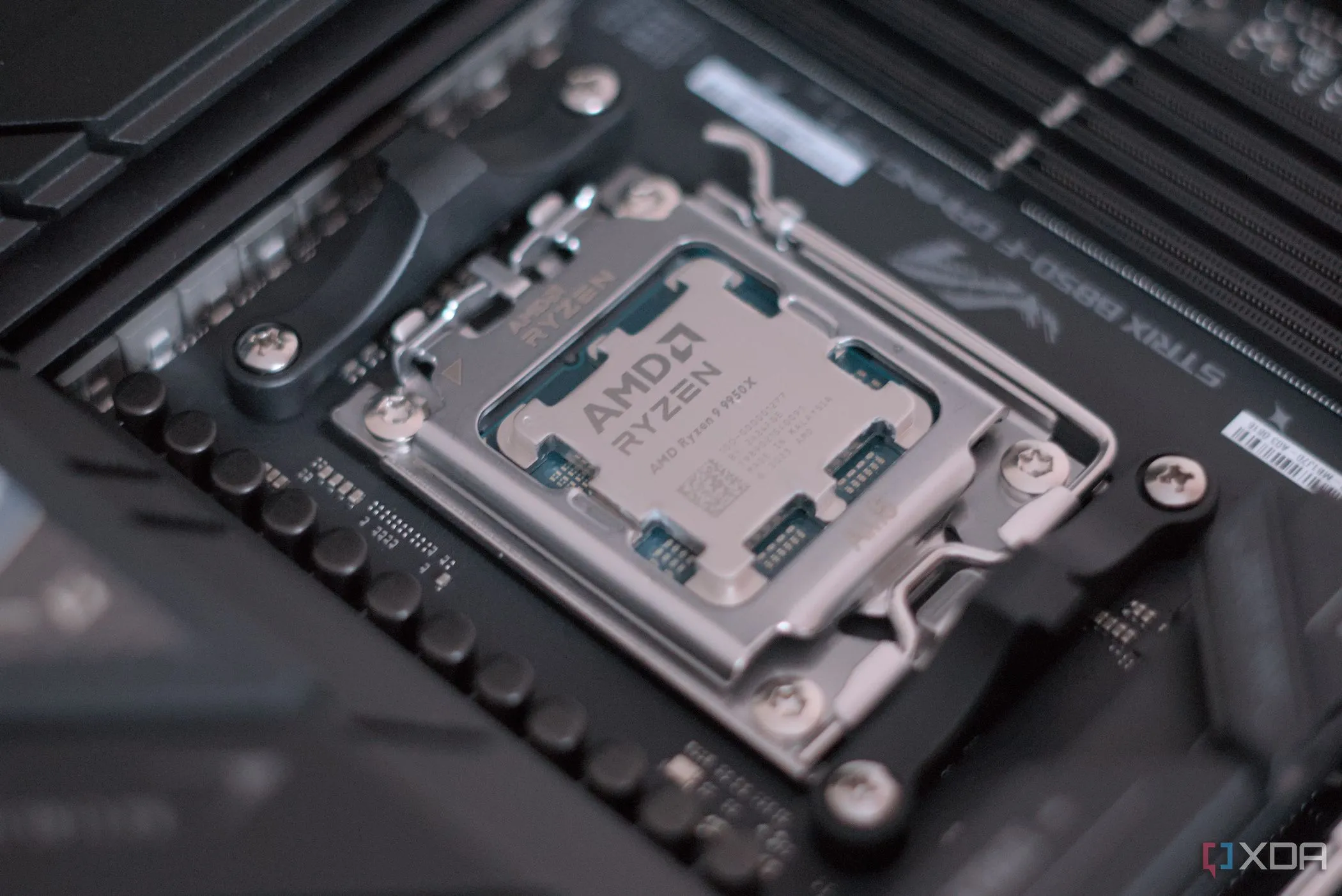 Hình ảnh minh họa bộ vi xử lý (CPU) được lắp đặt trên bo mạch chủ máy tính.