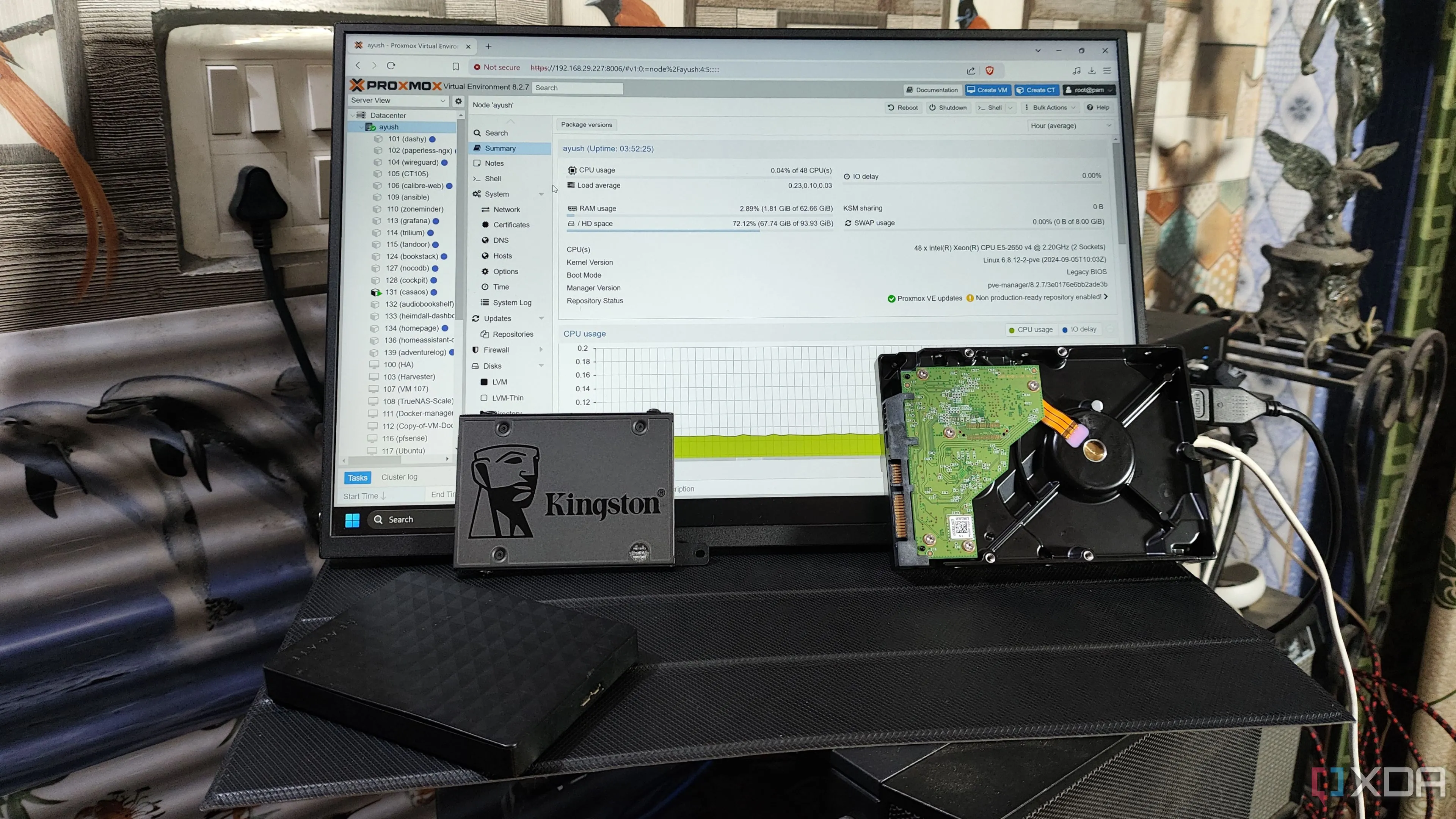 Hình ảnh minh họa các ổ cứng HDD và SSD cũ cùng giao diện Proxmox, thể hiện khả năng tái sử dụng ổ đĩa trong môi trường Home Lab