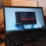 Hình ảnh một chiếc laptop chạy Windows 11 với phần mềm TeraCopy đang hoạt động, minh họa môi trường hệ điều hành Windows 11.
