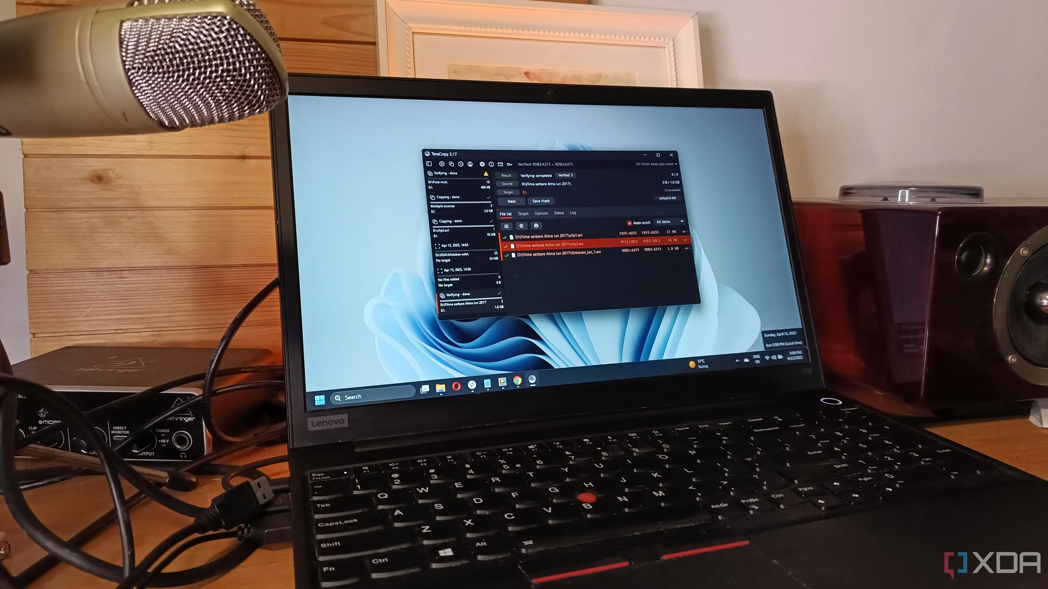 Hình ảnh một chiếc laptop chạy Windows 11 với phần mềm TeraCopy đang hoạt động, minh họa môi trường hệ điều hành Windows 11.
