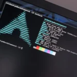 Hình ảnh một chiếc laptop Framework đang chạy hệ điều hành Hyprland Arch Linux, biểu tượng cho việc PC cũ được 'hồi sinh' nhờ Linux.