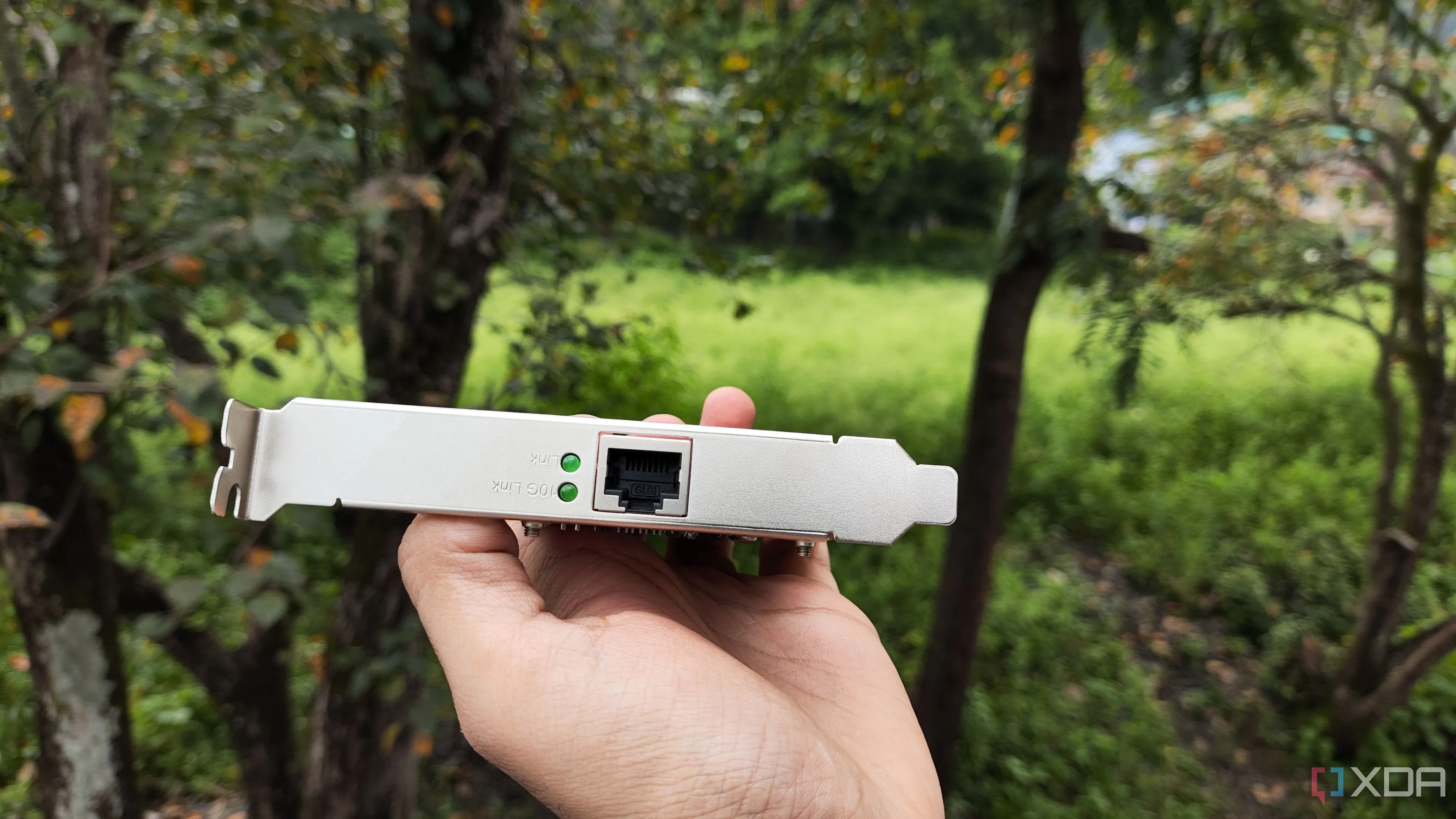 Hình ảnh một người đang cầm card mạng TP-Link 10G