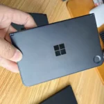 Hình ảnh nguyên mẫu Surface Andromeda màn hình kép lộ diện, cho thấy thiết kế độc đáo của thiết bị di động Microsoft bị hủy bỏ.