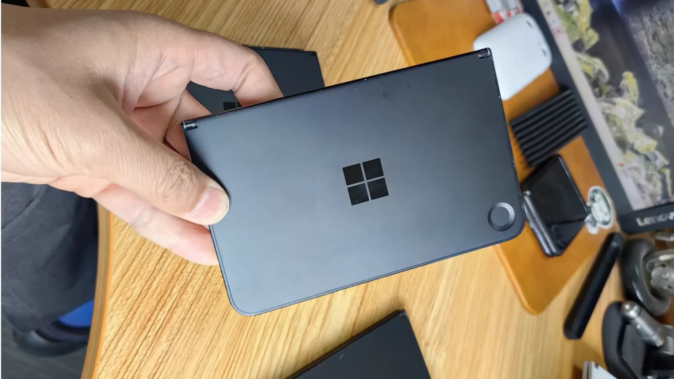 Hình ảnh nguyên mẫu Surface Andromeda màn hình kép lộ diện, cho thấy thiết kế độc đáo của thiết bị di động Microsoft bị hủy bỏ.