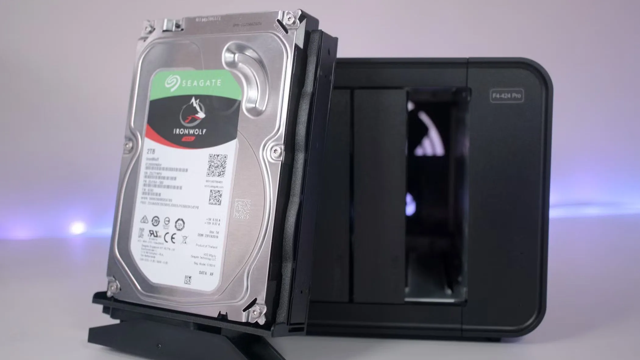 Hình ảnh ổ đĩa cứng (HDD) Seagate, minh họa chi phí vận hành lưu trữ dữ liệu vật lý.