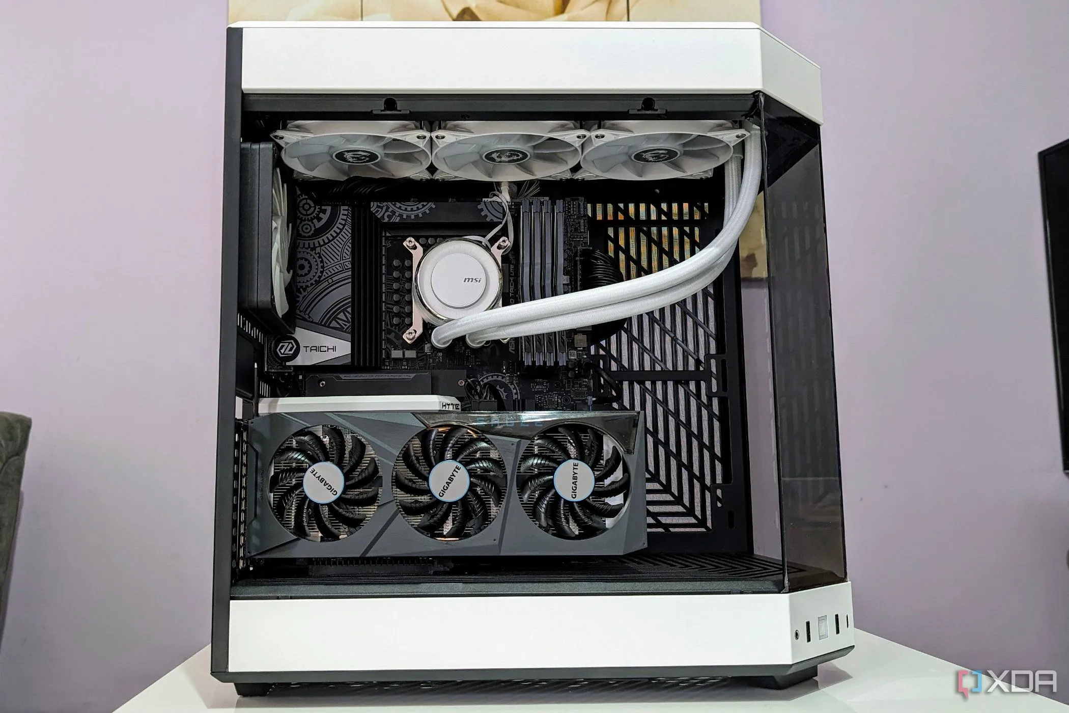 Hình ảnh PC trong vỏ case màu trắng với tản nhiệt AIO màu trắng