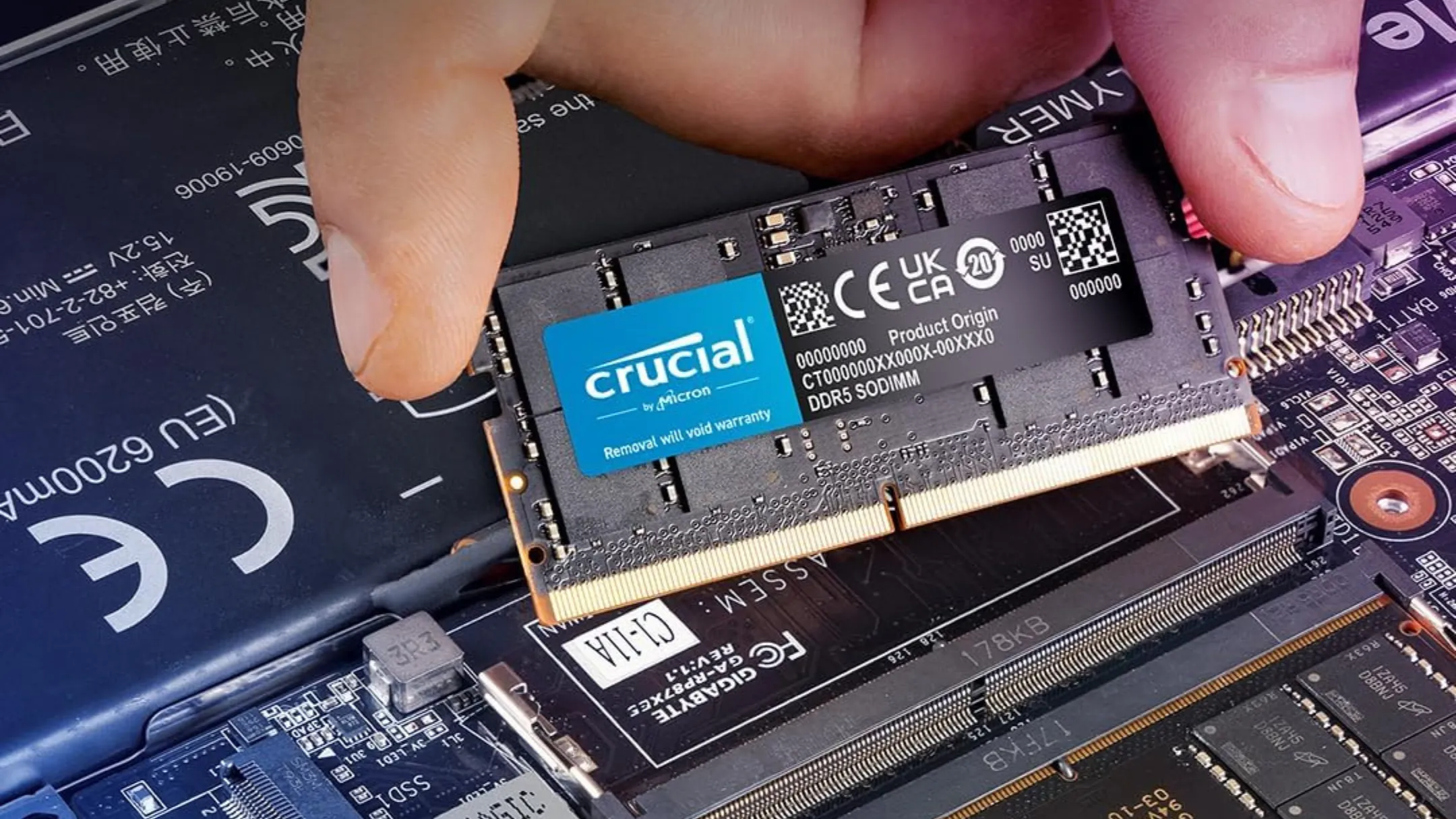 Hình ảnh thực tế kit RAM Crucial DDR5 64GB được nâng cấp cho laptop