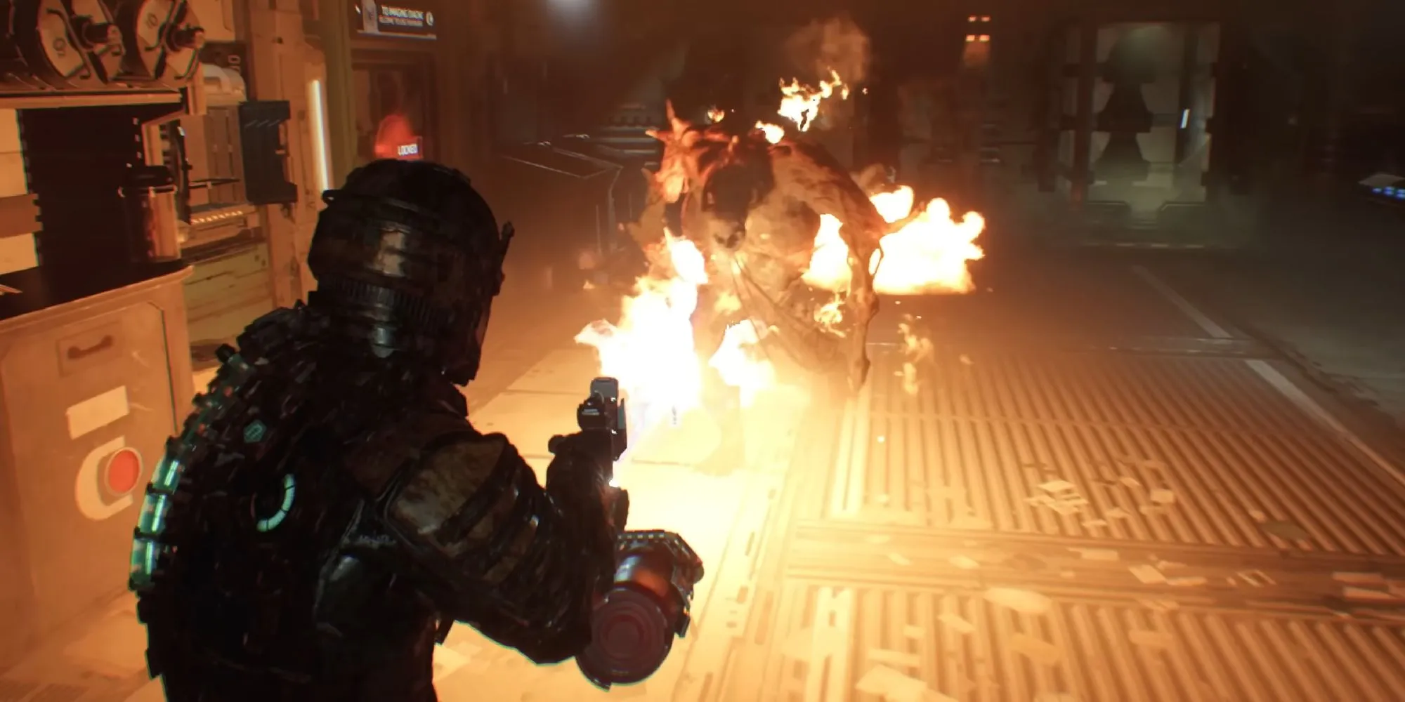 Isaac Clarke sử dụng súng phun lửa đốt Necromorph trong Dead Space Remake