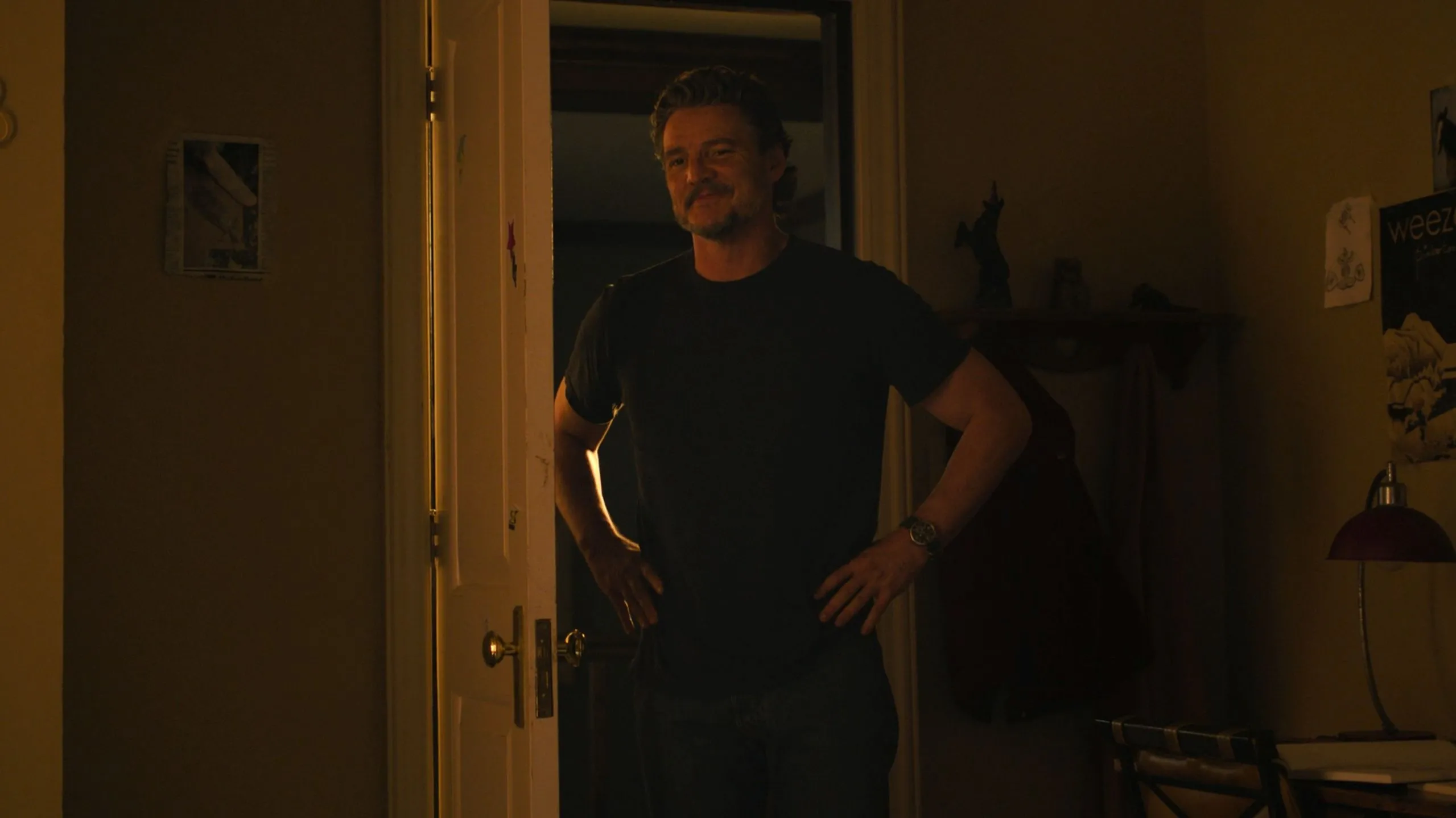 Joel (Pedro Pascal) mỉm cười trong cảnh hồi ức tại The Last of Us Season 2 tập 5, mang lại khoảnh khắc ấm áp cho Ellie.