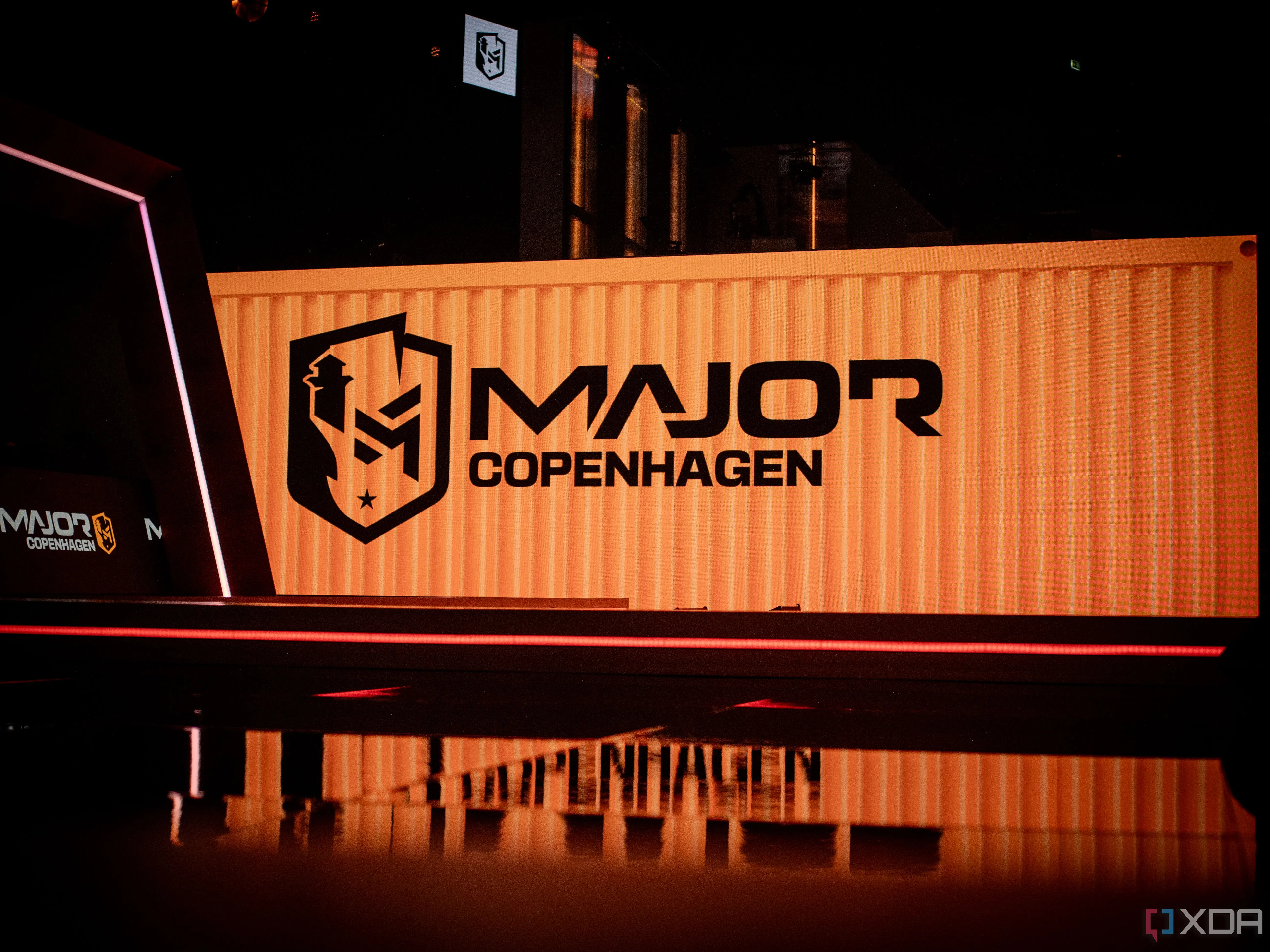Khán giả đông đảo tại giải PGL Copenhagen Major của Counter-Strike 2 với sân khấu và màn hình lớn