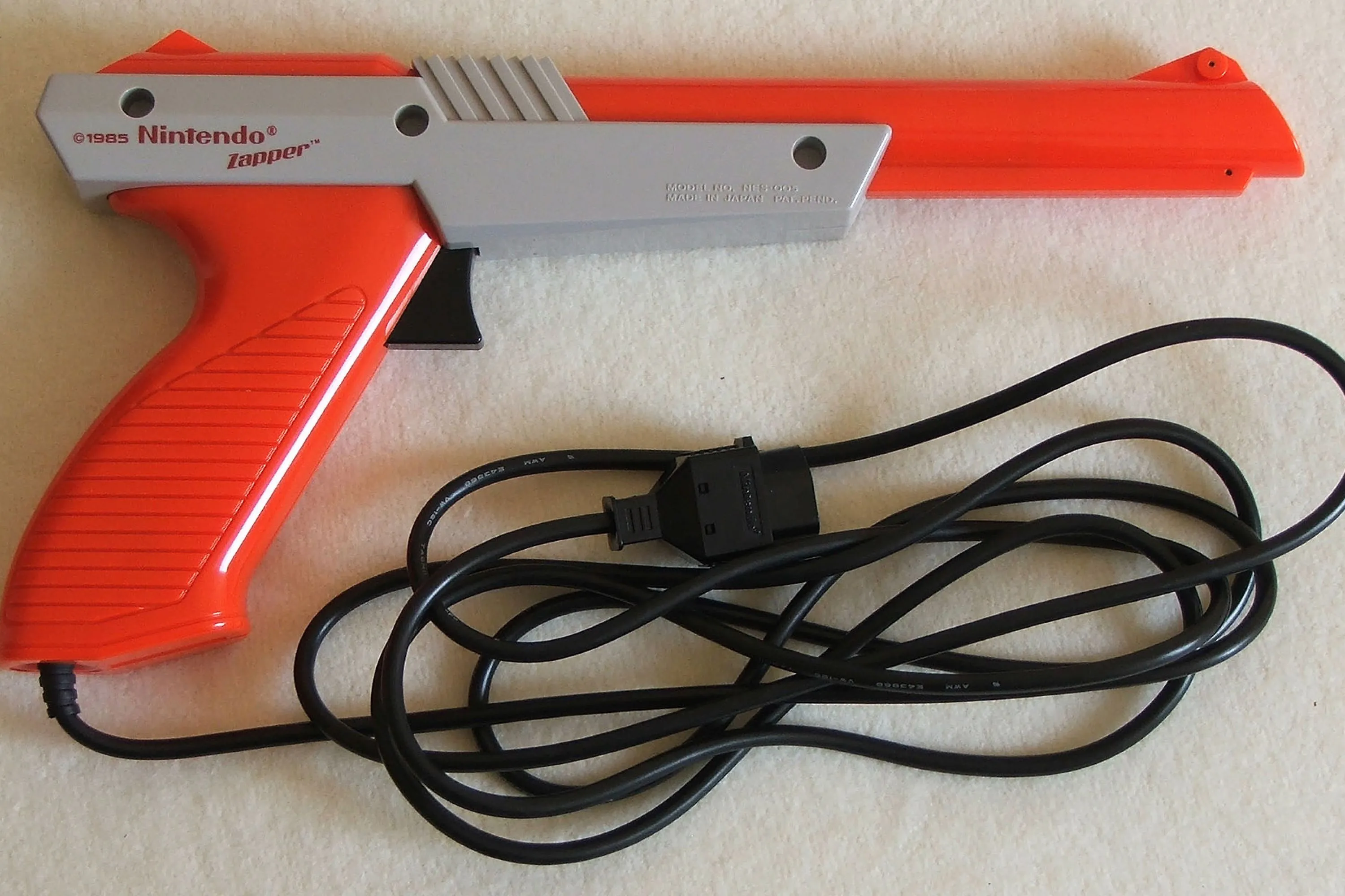 Khẩu súng NES Zapper màu xám, phụ kiện chơi game bắn súng huyền thoại của Nintendo