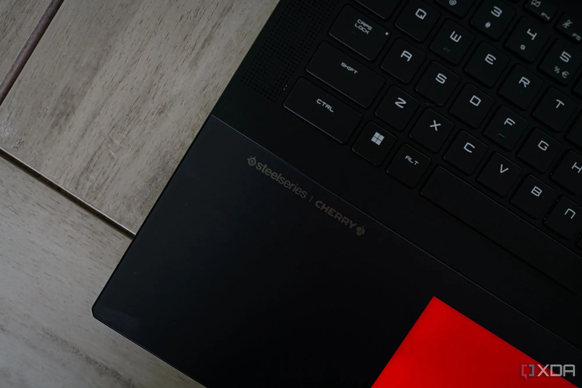 Khu vực trackpad cảm ứng lực với đèn LED RGB nổi bật trên bề mặt liền mạch của laptop MSI Titan 18 HX AI