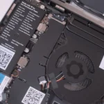 Khung máy laptop Framework 13 AMD với hệ thống tản nhiệt và quạt bên trong