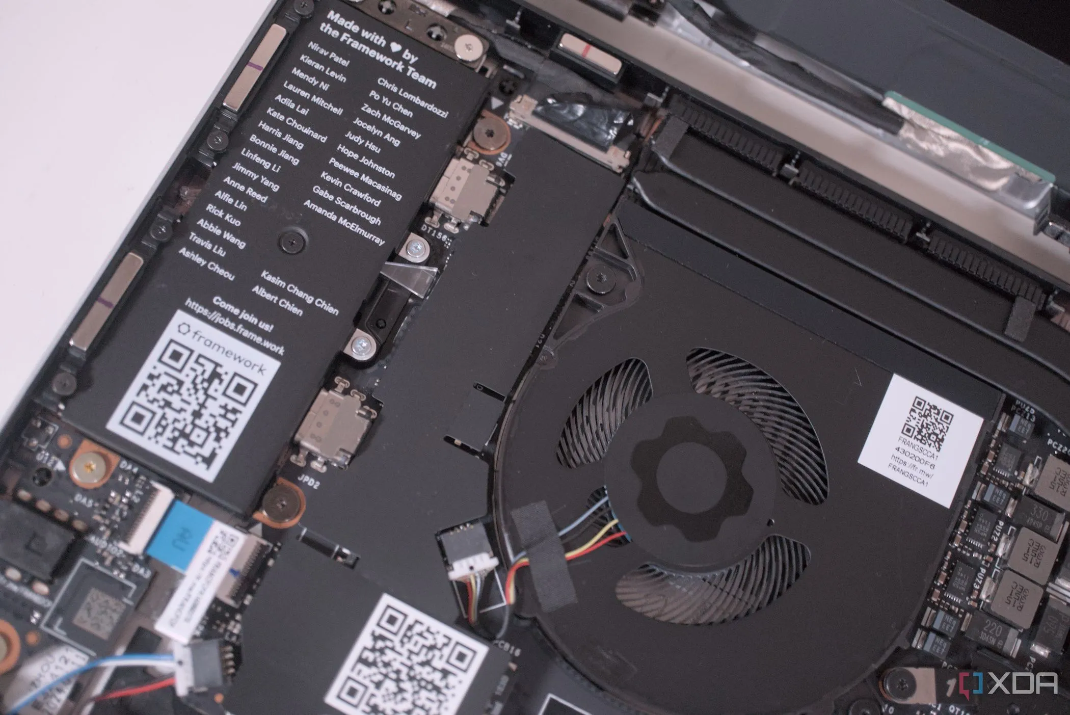 Khung máy laptop Framework 13 AMD với hệ thống tản nhiệt và quạt bên trong