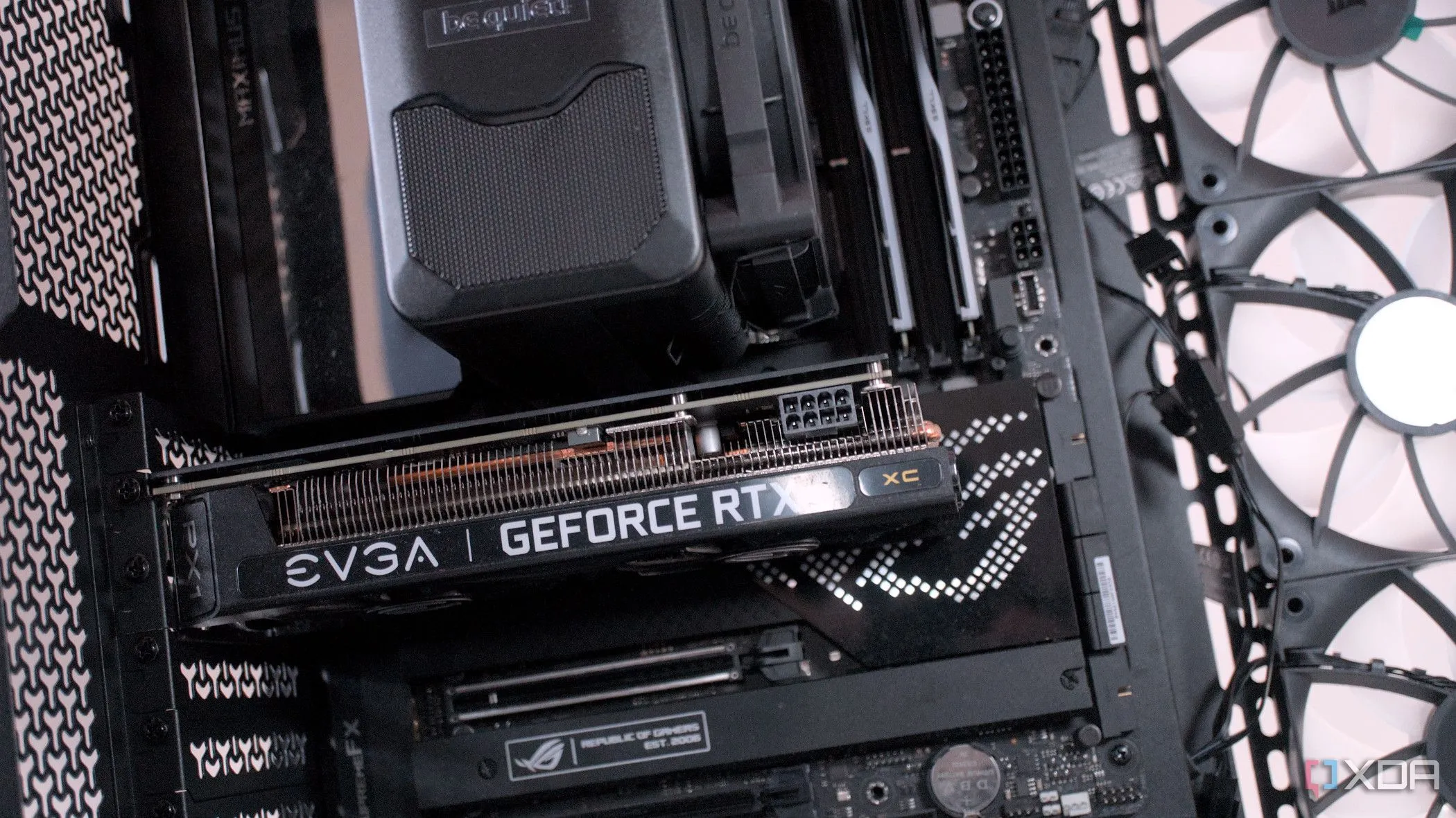 Lắp đặt card đồ họa vào vỏ case Corsair 3500X ARGB, minh họa cho việc lựa chọn linh kiện tương thích trong máy tính chơi game lắp sẵn.