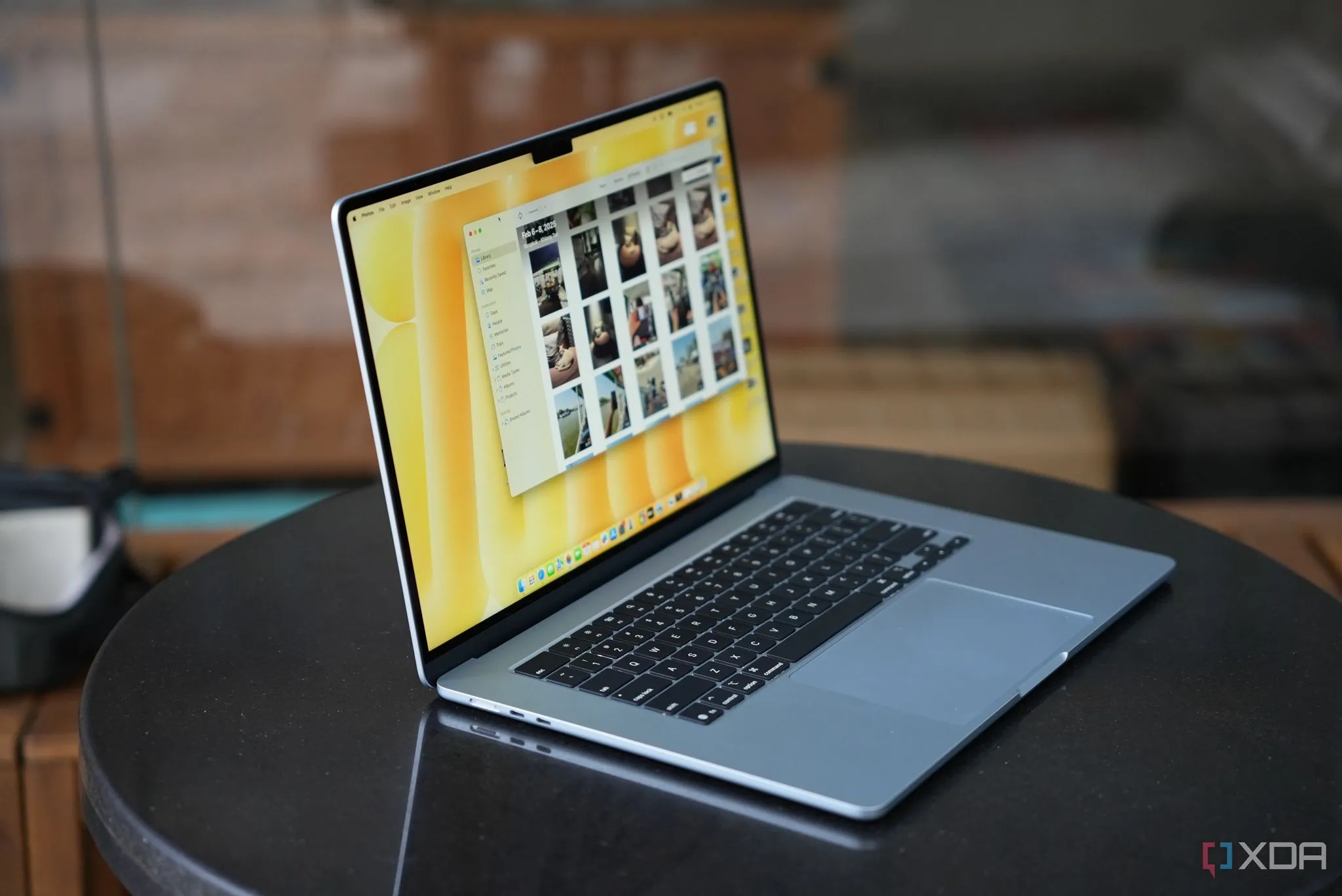 Laptop Apple MacBook Air M4 màu Midnight trong không gian làm việc
