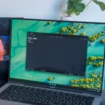 Laptop chạy Windows 11 hiển thị ứng dụng Notepad và biểu tượng Copilot