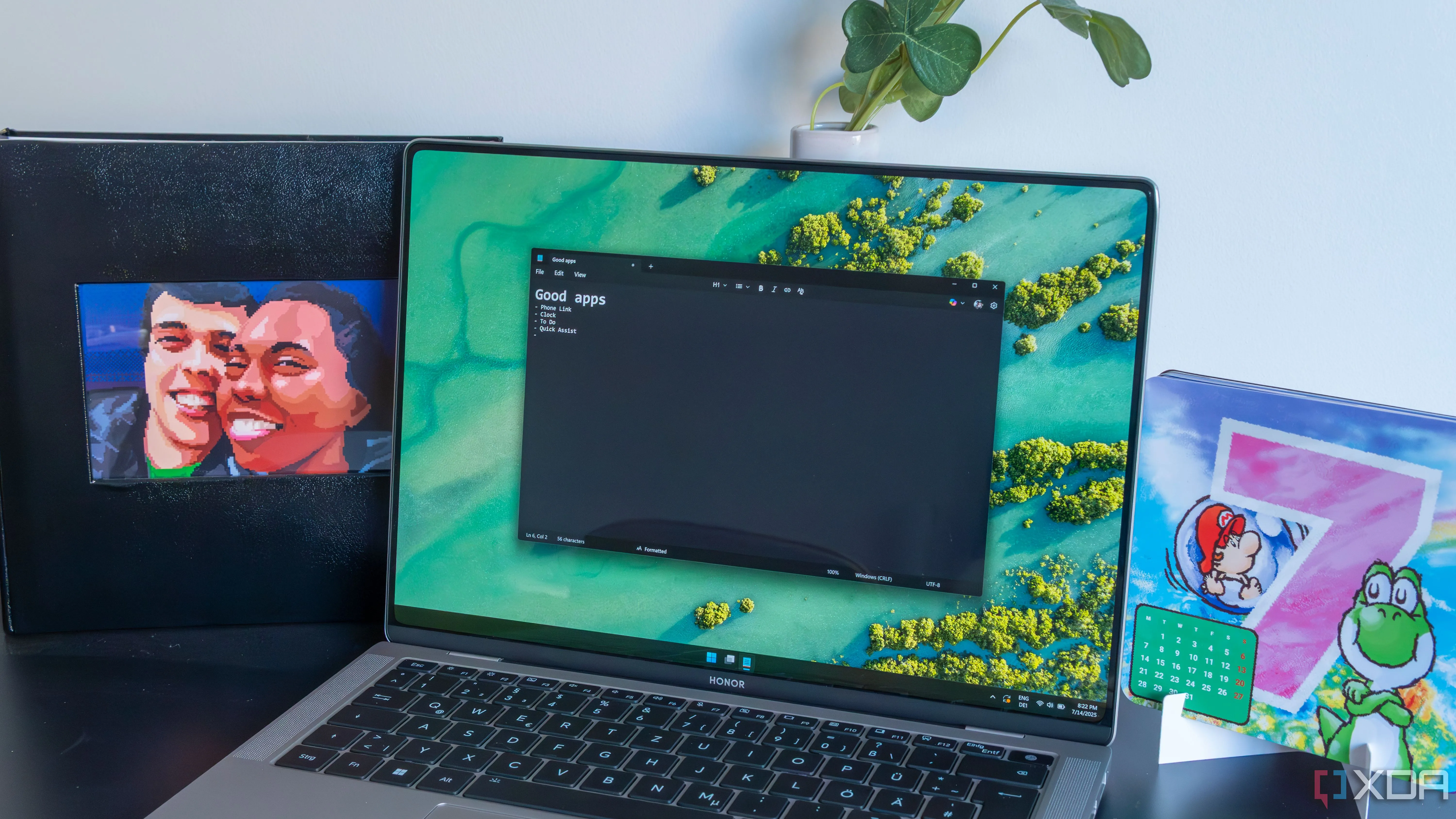 Laptop chạy Windows 11 hiển thị ứng dụng Notepad và biểu tượng Copilot