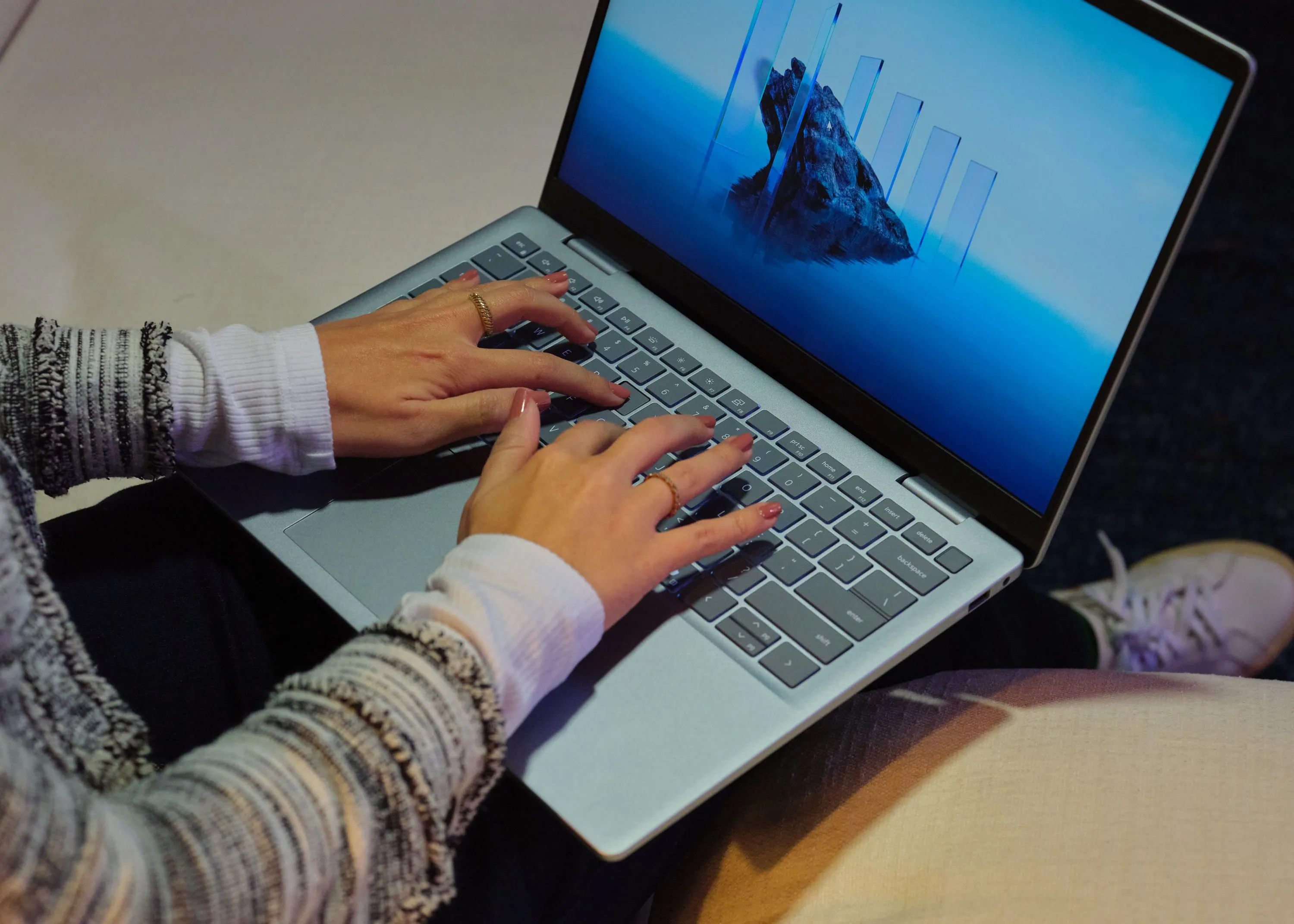 Laptop Dell 14 Plus, một trong những mẫu được giảm giá vĩnh viễn, với thiết kế hiện đại và màn hình sắc nét.