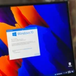 Laptop hiển thị giao diện Windows 10, minh họa chính sách hỗ trợ ứng dụng Microsoft 365
