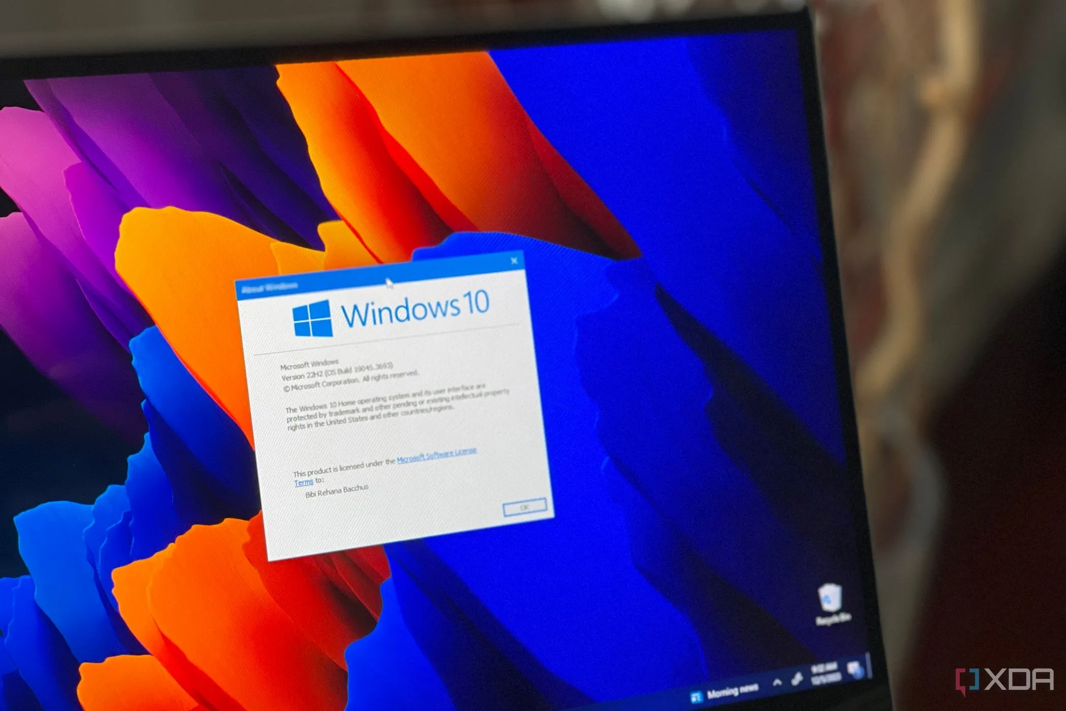 Laptop hiển thị giao diện Windows 10, minh họa chính sách hỗ trợ ứng dụng Microsoft 365