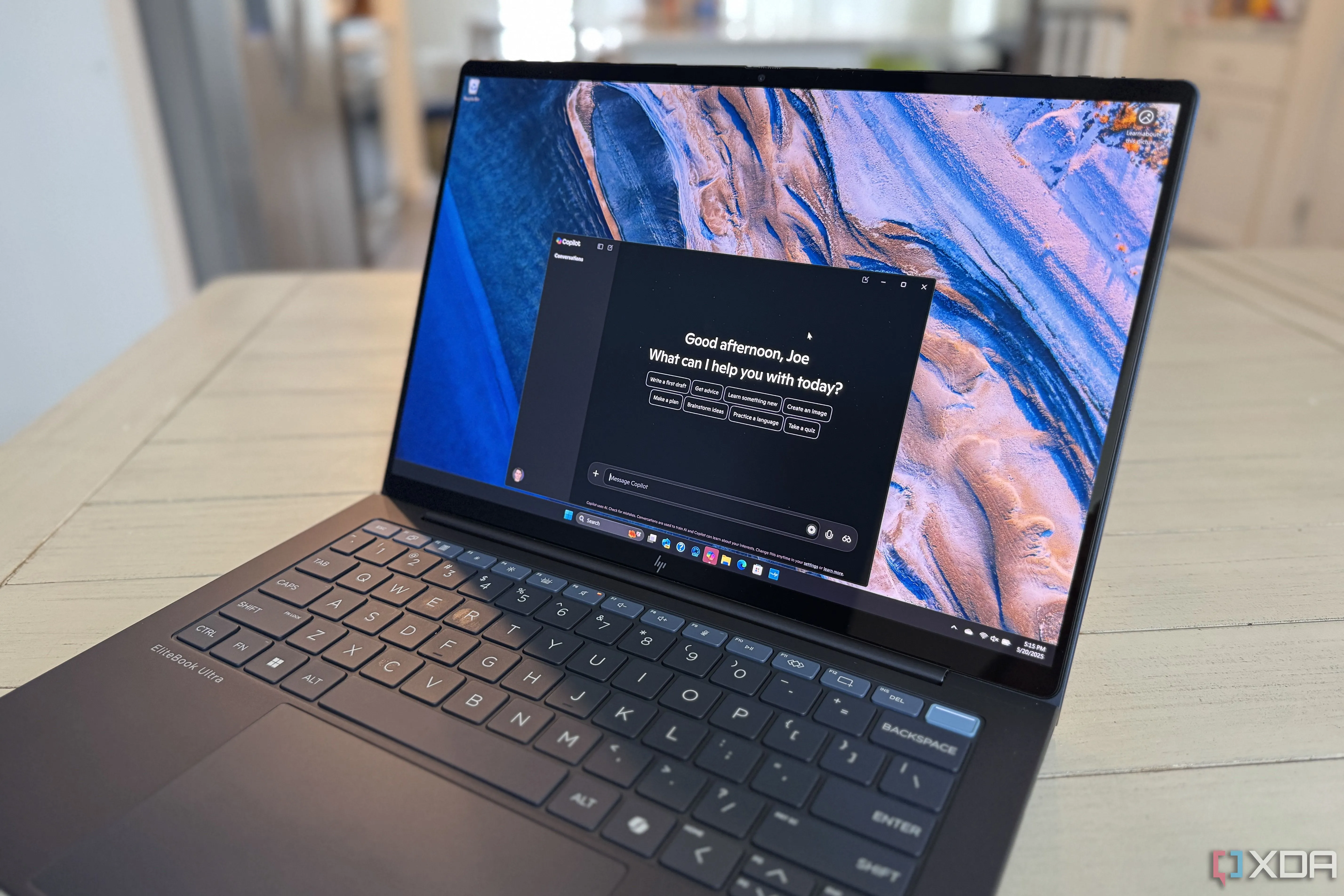 Laptop HP EliteBook Ultra G1i cho thấy khả năng tích hợp Copilot AI