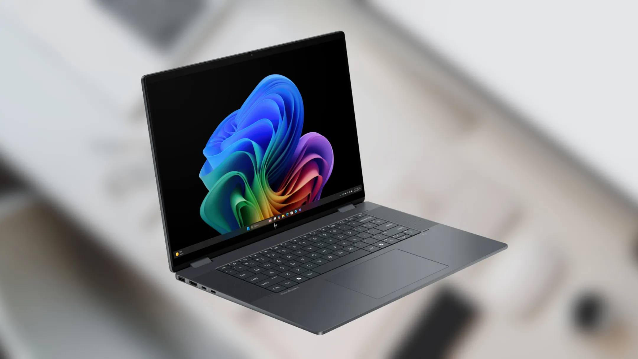 Laptop HP OmniBook X Flip với màn hình 16 inch sắc nét và bàn phím đầy đủ, thể hiện thiết kế mỏng nhẹ.