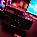 Laptop kết nối eGPU đang hiển thị màn hình game