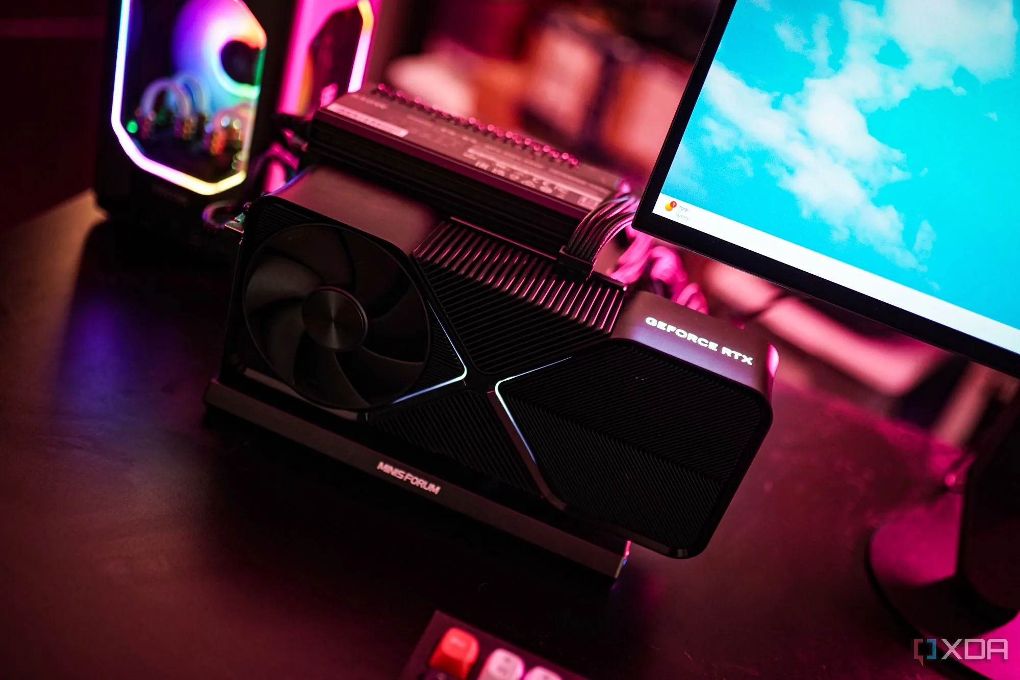 Laptop kết nối eGPU đang hiển thị màn hình game