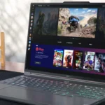 Laptop Legion Slim 7i hiển thị giao diện Xbox Game Pass minh họa cách người chơi tiếp cận Doom The Dark Ages qua dịch vụ này