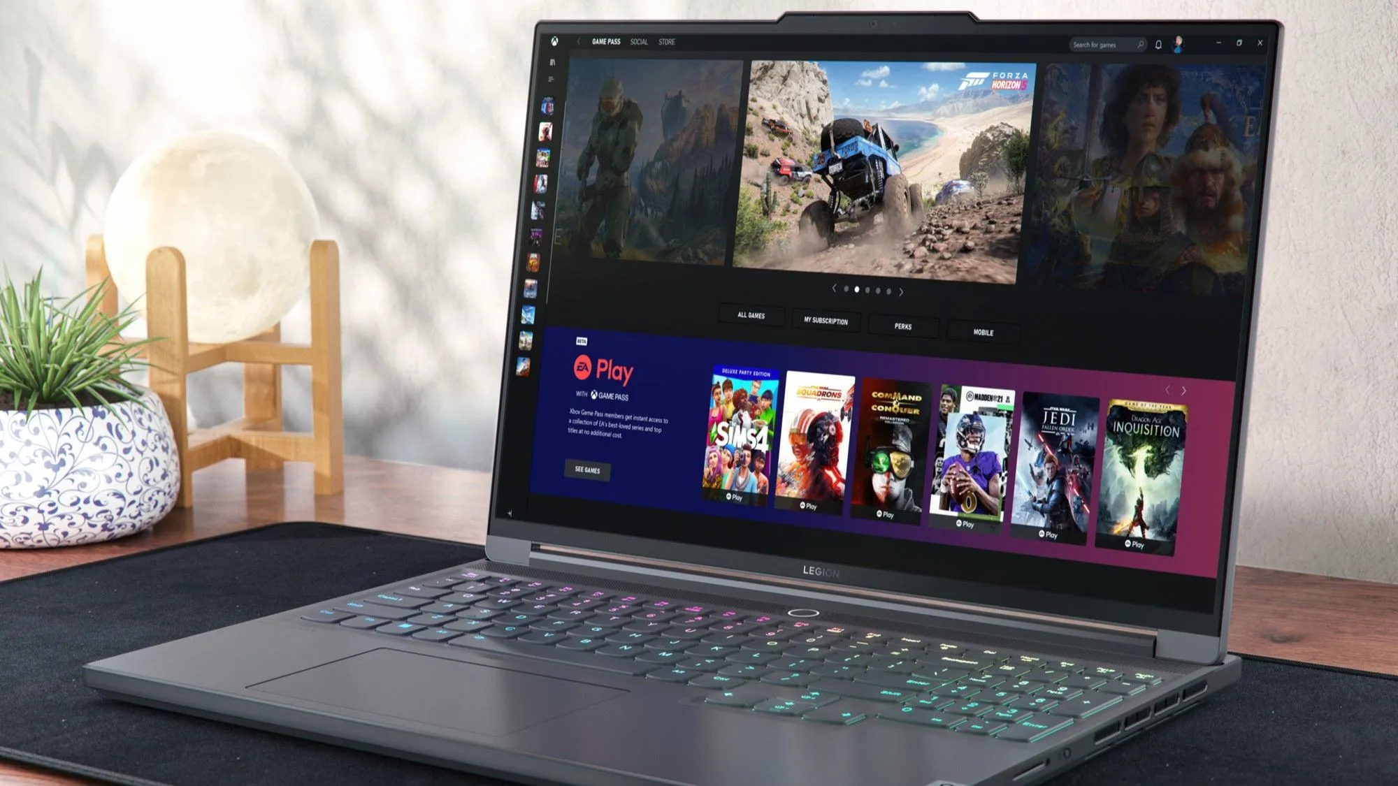 Laptop Legion Slim 7i hiển thị giao diện Xbox Game Pass minh họa cách người chơi tiếp cận Doom The Dark Ages qua dịch vụ này