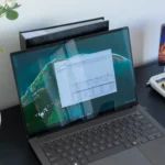 Laptop Windows 11 hiển thị giao diện Performance Monitor minh họa hiệu suất hệ thống