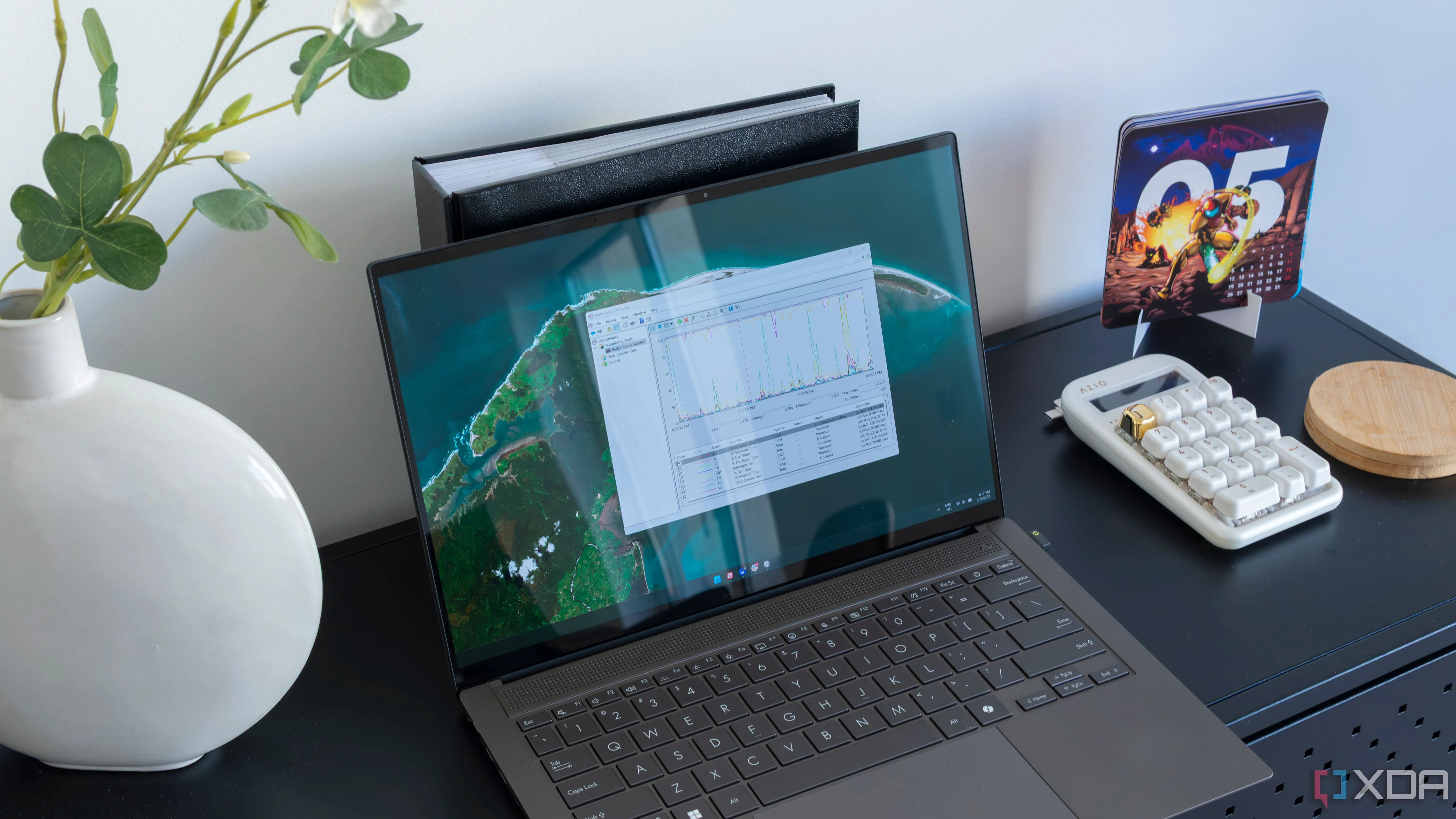 Laptop Windows 11 hiển thị giao diện Performance Monitor minh họa hiệu suất hệ thống