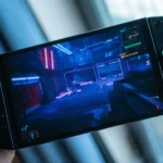 Lenovo Legion Go đang chạy Cyberpunk 2077, minh họa trải nghiệm chơi game mượt mà sau khi nén dung lượng bằng CompactGUI.