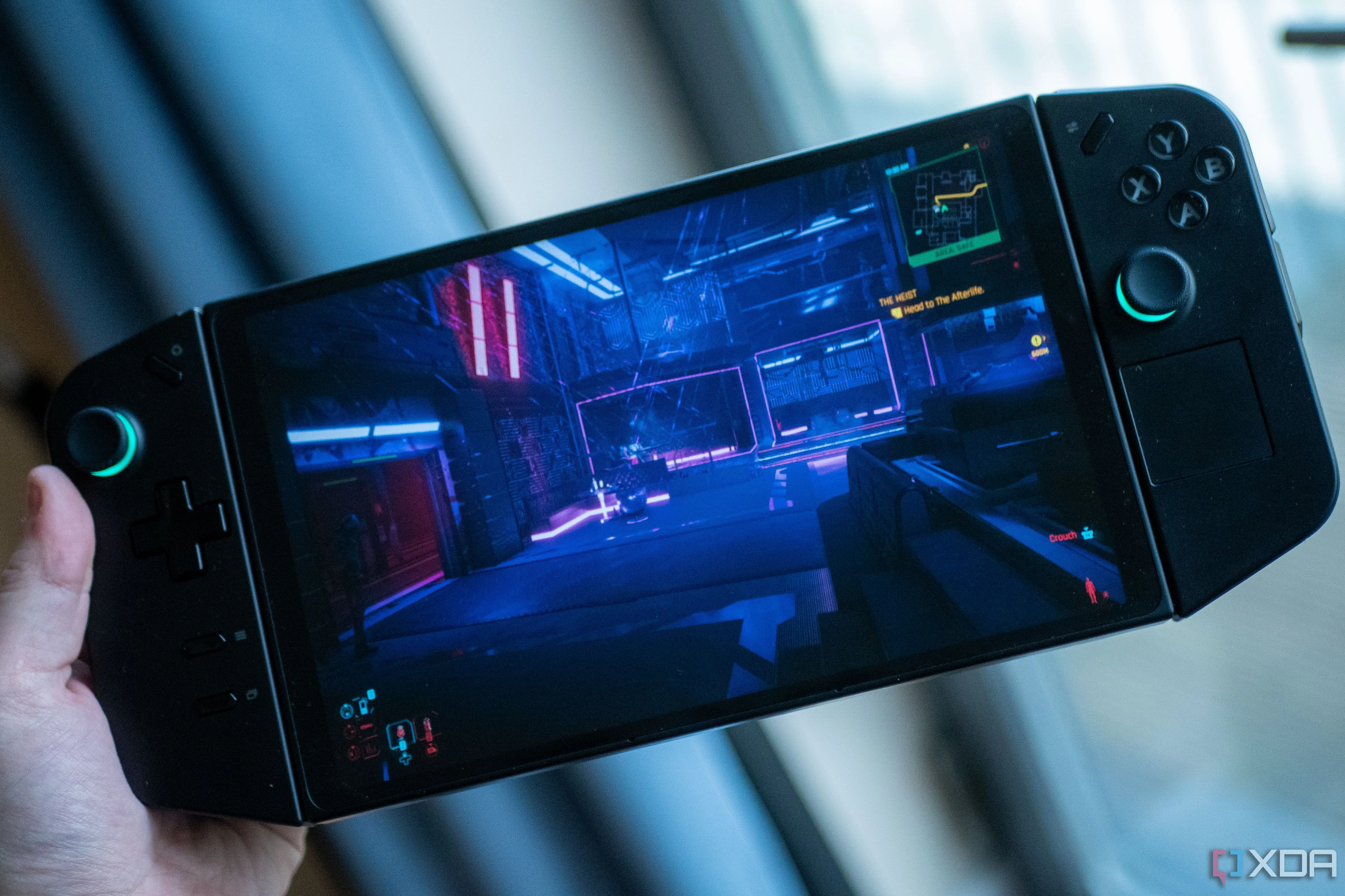 Lenovo Legion Go đang chạy Cyberpunk 2077, minh họa trải nghiệm chơi game mượt mà sau khi nén dung lượng bằng CompactGUI.