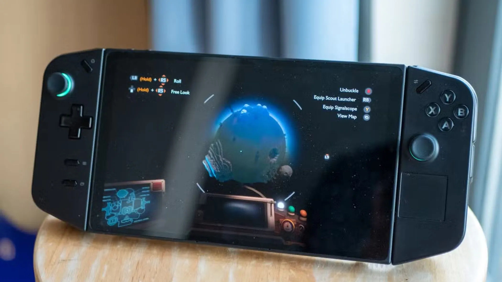 Lenovo Legion Go đang chạy game Outer Wilds với SteamOS, minh họa khả năng chơi game trên thiết bị handheld.