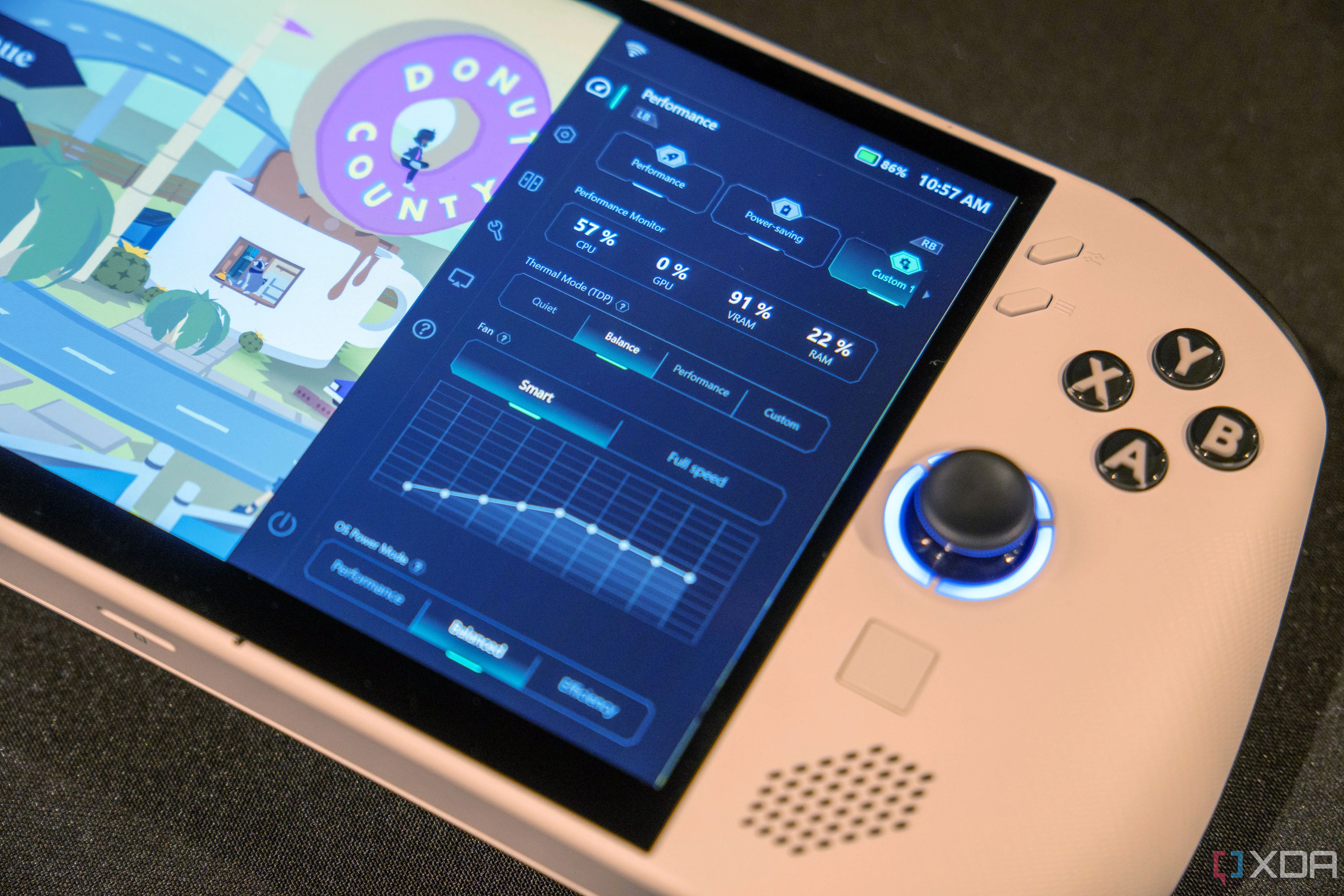 Lenovo Legion Go S, một trong những thiết bị chơi game cầm tay đầu tiên chạy SteamOS không phải do Valve sản xuất.