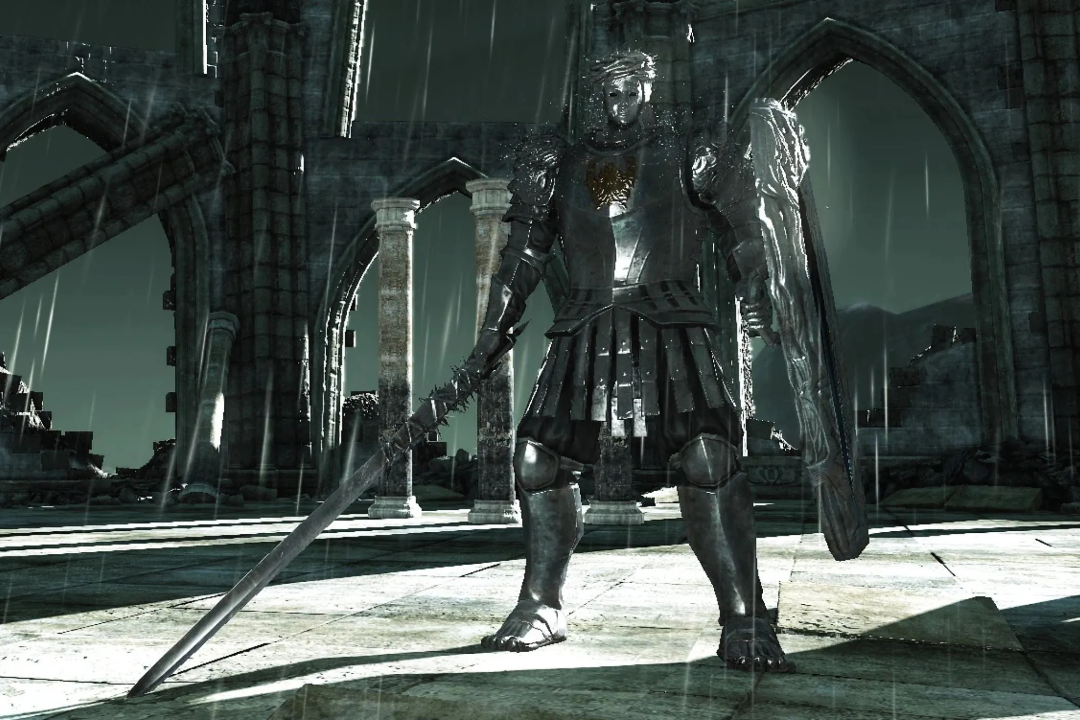 Looking Glass Knight đứng trên đỉnh lâu đài dưới màn mưa trong Dark Souls 2, chuẩn bị cho một cuộc đối đầu không tưởng.