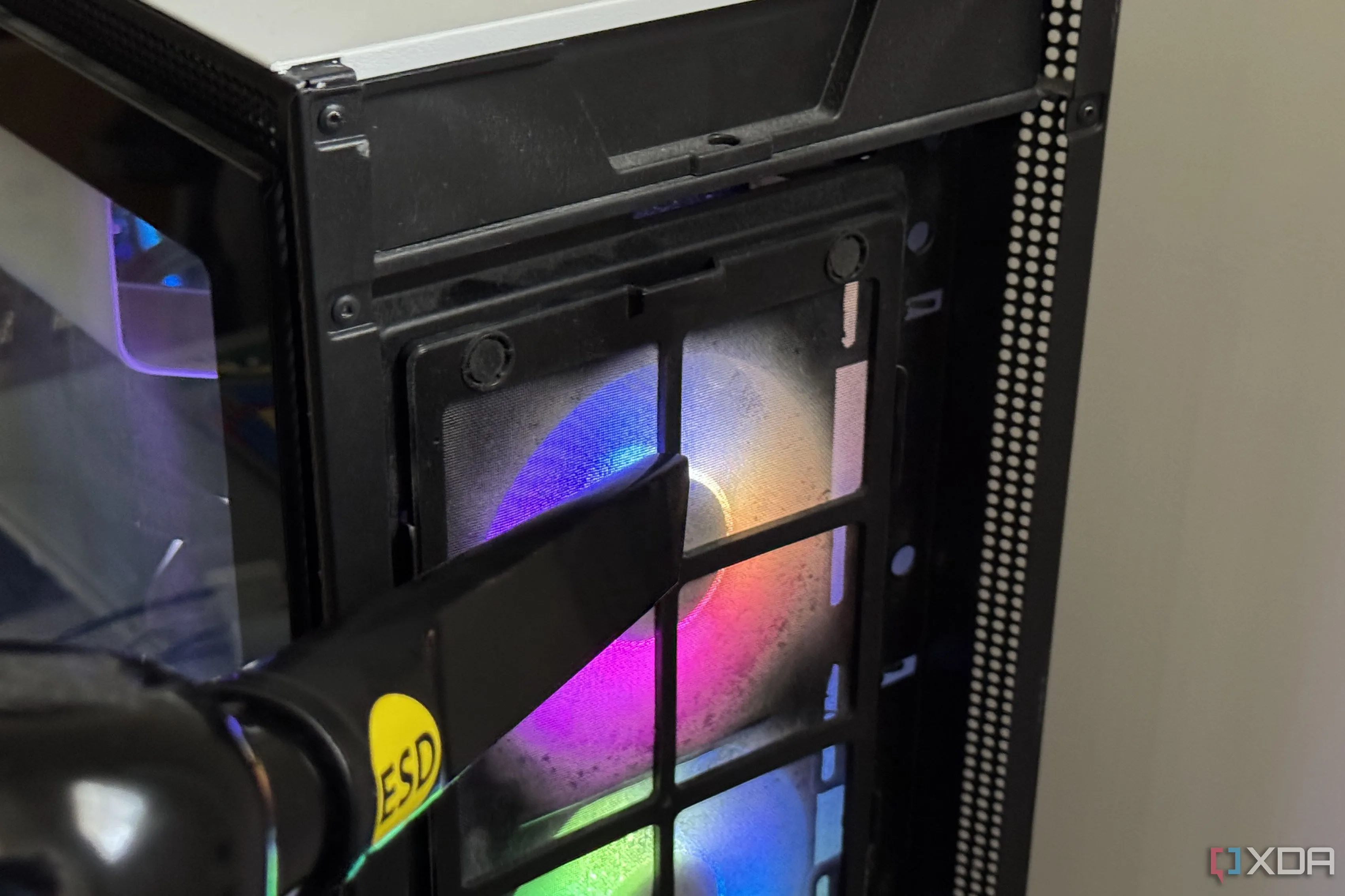 Lưới lọc bụi bẩn phía trước của vỏ máy tính PC đã bị bám đầy bụi