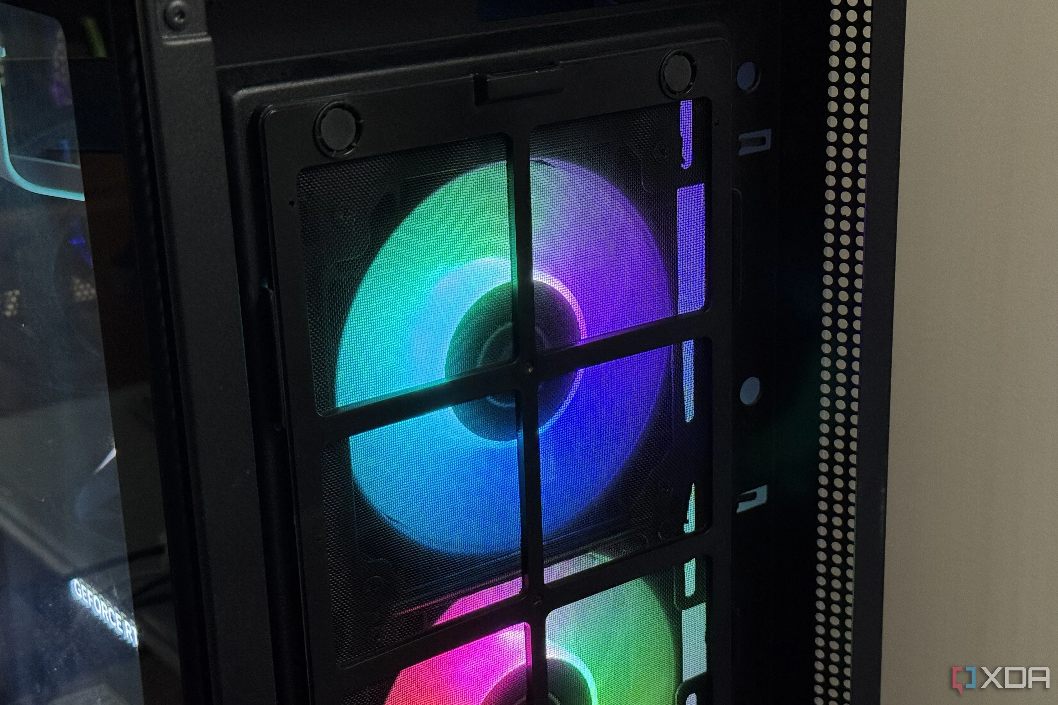 Lưới lọc bụi phía trước của vỏ máy tính PC đã được làm sạch