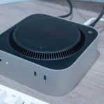 Mac Mini lật ngược, minh họa sự yên tĩnh và hiệu quả năng lượng của chip Apple Silicon