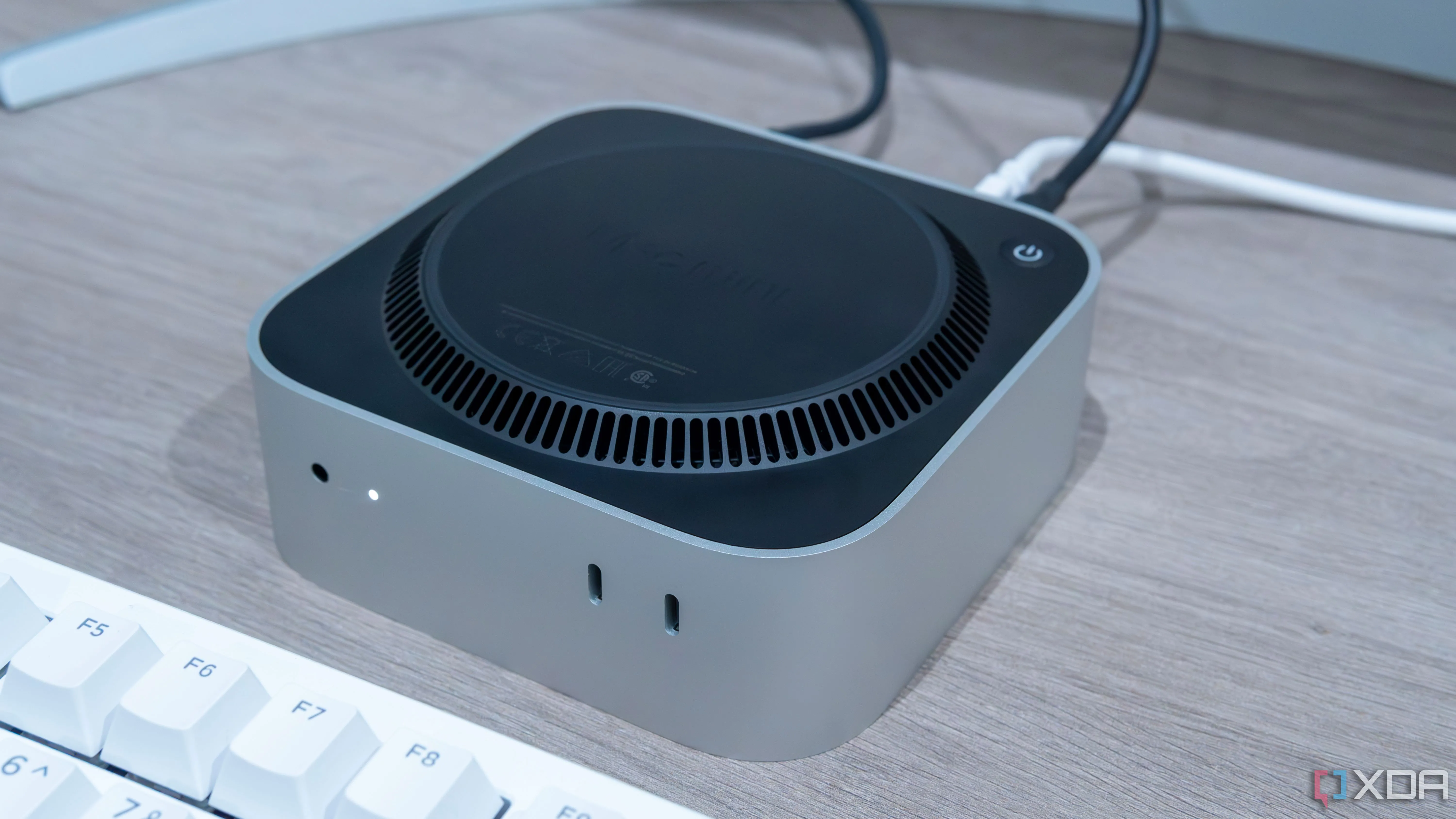 Mac Mini lật ngược, minh họa sự yên tĩnh và hiệu quả năng lượng của chip Apple Silicon