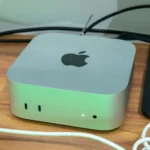 Mac Mini M4 đặt trên bàn làm việc, sẵn sàng cho các bài kiểm tra hiệu năng